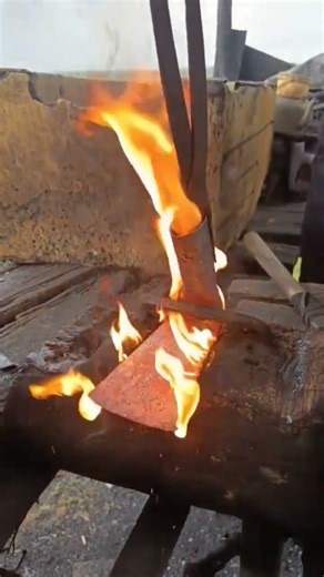 the process of forming a digging tool/pry bar #blacksmith #medievalblacksmith #fyp #experiment