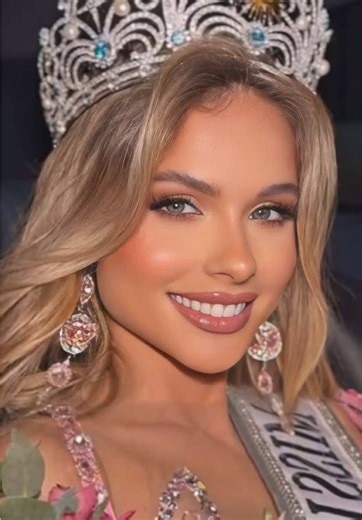 Behind the scenes… #podcast #girlstalk #missuniverse @Hana Klaut 🇸🇮