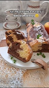 Dziś polecam Wam przepis na szybką babkę w łaty 🙂 Będzie idealna do ulubionej ☕lub herbaty 😉 Pełny przepis tutaj 👇👇👇 Składniki: 1,5 szklanki mąki pszennej 0,5 szklanki mąki ziemniaczanej 5 jajek M 2 łyżeczki proszku do pieczenia szklanka cukru (minus 1 łyżka, w to miejsce cukier smakowy) 1 łyżka cukru marcepanowego lub cukru z wanilią szklanka oleju 1,5 łyżki kakao Przygotowanie: Białka ubijamy (na wysokich obrotach) na „biały puch” z cukrem zwykłym i marcepanowym. Do żółtek dodajemy obie m