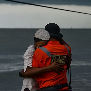 6.9M views · 82K reactions | [Video] Sebanyak 94 orang pengungsi Rohingya diselamatkan nelayan Aceh. Mereka sempat terombang-ambing di laut selama beberapa hari, sebelum warga mendesak agar mereka dibawa ke darat atas alasan kemanusiaan. "Kita bicara dari hati ke hati, mereka itu di Malaysia ditolak, di mana-mana ditolak, hanya Aceh yang mau terima," ujar Aples Kuari, salah satu warga Desa Lancok. | BBC News Indonesia | Facebook