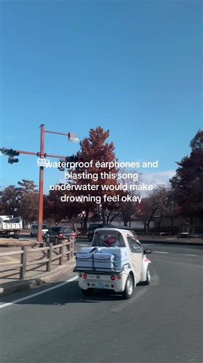 Underwater Music: Experiencing Lizzy McAlpine's Sound