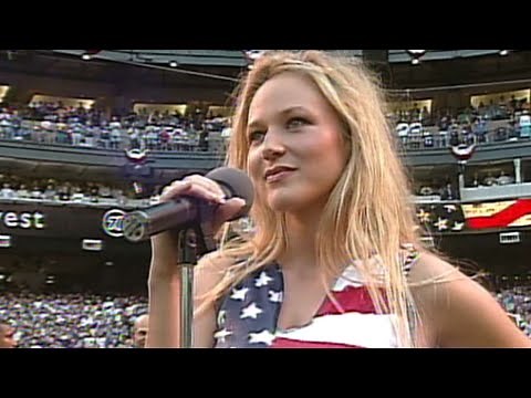 WS2001 Gm1: Jewel sings national anthem before Game 1