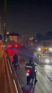 103K views · 513 reactions | #VialidadSLP |  Reportan un fuerte accidente en periférico, en el tramo de Soledad de Graciano Sánchez, antes de la bajada al Río Santiago; un tráiler aparentemente perdió el control y se estrelló contra una construcción en obra negra. Al momento se desconoce el estado de salud del chofer. Maneja con precaución si circulas por la zona, RESPETANDO los límites de velocidad. Información en proceso. | Plano Informativo | Facebook