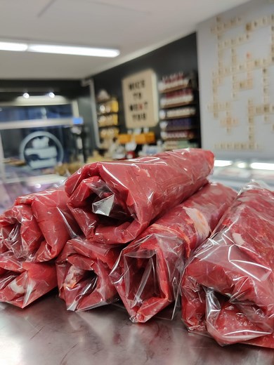 🥩 Näin me Torin Lihamestarilla teemme lehtipihvit – alusta loppuun! 💪 Kotimaisesta naudan ulkofileestä nuijittu ohut pihvi paistetaan kuumalla pannulla ja viimeistellään meidän itse tehdyllä yrtti-valkosipulivoilla 🧈🔥 Aito maku, rehellinen työ ja kotimainen liha – siitä on hyvä pihvi tehty! 🇫🇮 👉 Tule hakemaan omat lehtipihvisi ja nappaa mukaan myös maustevoi – paista, nauti ja rakastu makuun! ❤️ #TorinLihamestari #Lehtipihvi #KotimaistaLihaa | Torin Lihamestari