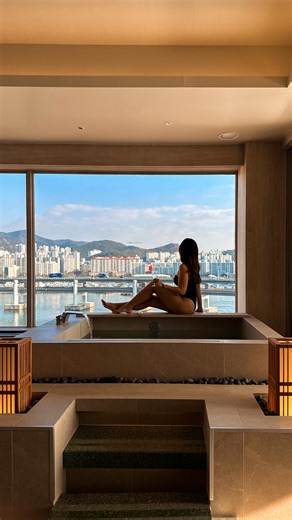 ᴘɪssᴀᴍᴀɪ ᴅᴇᴄʜᴡɪʟᴀɪ | 𝐓𝐫𝐚𝐯𝐞𝐥 + 𝐀𝐝𝐯𝐞𝐧𝐭𝐮𝐫𝐞 on Instagram: "Premium penthouse living above Busan ✨🏙️🌊 📍 @voda_stay Wake up to a 270° heavenly iconic view of the city and sea — the kind that stops you mid-breath. This spacious penthouse features 2 bedrooms with 4 queen-size beds, 2 bathrooms, and a large bathtub with an unforgettable view 🌊 Complete with a mini kitchen and a projector for cozy movie nights, every corner is designed for comfort, style, and unforgettable moments. Perf