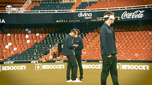 🎬 ‘Making of’ the Valencia CF 25-26 team photo with the new Blackcape and Martinelli collection 🤵👞 | Valencia C.F