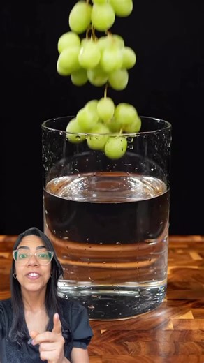 Mikaelly Lacerda | Vida Saudável on Instagram: "✨ DRINK FIT: KIWI, UVA e ÁGUA COM GÁS! Essa bebida é a substituição PERFEITA para o refrigerante! Rápido, com pouquíssimo açúcar e o toque efervescente que vicia. O seu novo drink favorito chegou! 👇 🛒 INGREDIENTES: Uvas verdes Kiwi Água com Gás Mel (ou outro adoçante, da sua preferência) Gelo 🧑‍🍳 MODO DE PREPARO (EM 5 MINUTOS): Bata o kiwi e a uva no liquidificador ou mixer (coar é opcional). Despeje o suco no copo com mel e gelo. Misture/mexa 