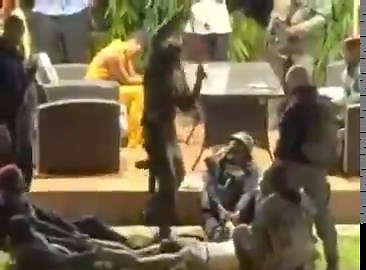 Au pays du droit de ya FATSHI béton ! Une petite chanteuse danseuse, gardée par plus de 10 Commandos dans sa parcelle torturant un citoyen ! Même à l'époque de l'esclave c'était pas ainsi! Le pays n'arrive pas à protéger ses frontières, hélas c'est à Kinshasa que les militaires sont en poste dans des parcelles de gens! La torture sous Mr Félix est devenu un mode de gestion !