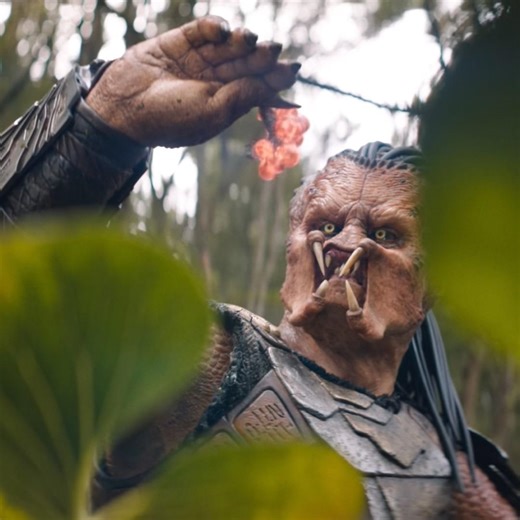 "Dek" Predator IMPRESSED with the little caterpillar 🐛😱‼️#movie #movieclips #predatorbadlands