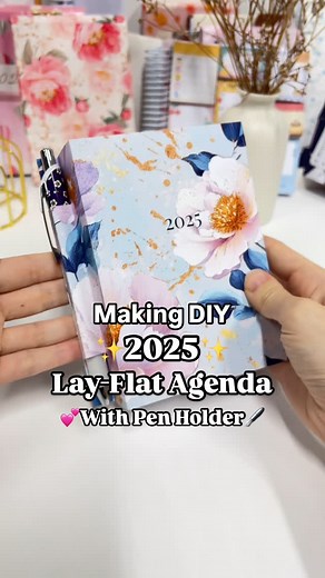 Planify Pro - Planner Design Program on Instagram: "Making a DIY 2025 Lay-Flat Agenda 😍💕 and it comes with a Pen Holder ✨🖋️ Materials & Equipment: - Regular Paper - Cardstock - PVA Glue - Paper Cutter The template has been made and exported from Planify Pro. If you’re a seller interested in using the templates commercially, check out the business plan ✅ it comes with 500+ patterns, graphics, fonts, templates and more 💖"