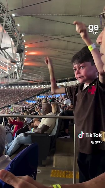 Registro Emocionante do Pequeno Torcedor Gui