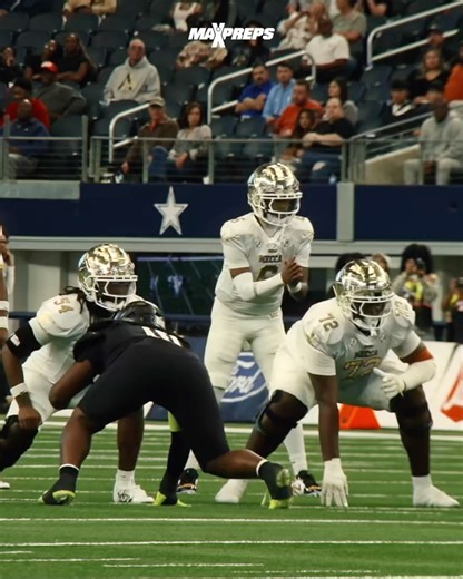 MaxPreps on Instagram: "Death Row defense earns the crown 🏆 South Oak Cliff (TX) wins the UIL Texas State 5A D2 Championship 35-19 over Randle (TX) in front of 22,578 fans at AT&T Stadium 🤯🏈 South Oak Cliff has 41 wins and only 7 losses over the last three seasons. The Bears defense has only given up 35 or more points twice in that span 💪"