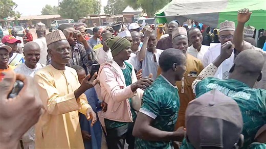 Alh Nuruddeen Muh'd Abba ya baza kafasiti a mahaifarsa garin kuri inda ya karbi katin zama cikakken Dan Jam'iyyar Apc bayan ficewar sa daga jam'iyyar PDP Muna maka barka da zuwa Jam'iyyar mai albarka Wakilin Gabas Din Deba Na Farko. | Abbas Deba