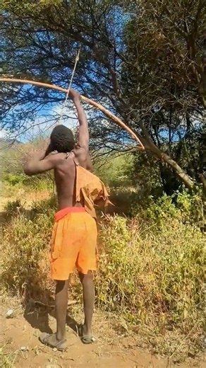 Hadzabe Hunter Encounters a Cheetah with Its Prey 🐆🌳 | Ancient Tracking Skills