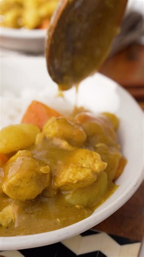 Easy chicken stew recipe with carrots and potatoes, (Japanese style chicken curry recipe) you'll love! Ingredients 400 grams ( 0.9 lbs ) of Boneless chicken thigh or breast 1-2 Potato 1-2 Carrot 1 tsp Grated ginger 1 Large onion 5-6 tbsp All purpose flour 2-3 tbsp Unsalted butter 2 tbsp Japanese curry powder, or Indian curry powder 1 tsp Chilli powder 1 tbsp Sugar 1 tsp Salt ½ tsp Black pepper 1 Chicken bouillon ( about 5 grams) 1 litre Water, About 4 cups #chickenstew #mildcurry #japanesefood |