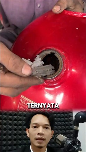 Here's How to Clean a Rusty and Dirty Gas Tank Using a Razor Blade