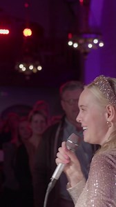 Hvilken sang skal jeg dele fra min koncert? 🤩🤔 Her er et lille sammenklip af min koncert i mandags i Koncertkirken 🥰 Jeg havde hamrende dygtige @barnerfoto til at filme koncerten. De har lavet den her fine video, som virkelig gør mig varm indeni at gense 🙏😭♥️ De laver de vildeste bryllupsvideoer også, og jeg kan varmt anbefale dem! 😘 Jeg har aftalt at den video, som flest af jer ønsker at jeg deler en video af, vil de sende mig i fuld længde 🫶🥹 Så spændt på hvilken i ønsker?! 😅 Måske “T