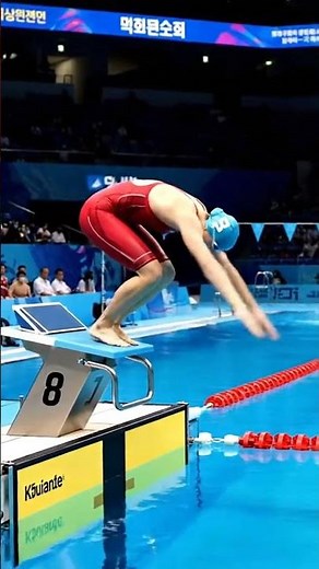 Focused Swimmer in Red – Ready for the Perfect Dive