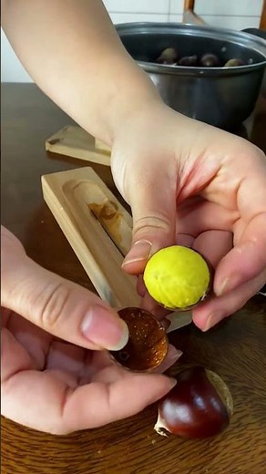 The process of cutting chestnut shells- Good tools and machinery make work easy