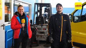 21K views · 156 reactions | Mit den kalten Temperaturen kommt auch wieder die Zeit zum Reifen welchseln! Ben aus Kärntens bestgelaunter Morgenshow hat sich mit professioneller Unterstützung von Denise Wank an die Reifen gewagt! Was sagst du - wie hat er sich geschlagen?  Alle Tipps von der Expertin, auf was du beim Reifen wechseln achten solltest, findest du hier  www.antenne.at/kaernten/ben-probiert-reifen-wechseln | Antenne Kärnten | Facebook