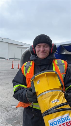 8.4K views · 137 reactions | Une journée dans la vie d'un agent de rampe ✨ -- A day in the life of a ramp agent ✨ #Nolinor #NolinorAviation #Aviation #RampAgent #RampWork #RampLife #Rampie #Aircraft #B737200 | Nolinor Aviation | Facebook