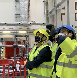 🏭 Je visite le chantier du réacteur à fusion nucléaire ITER, une des plus grandes coopérations scientifiques de l’Histoire. Grâce à son excellence scientifique et technique, la France a été choisie pour ce magnifique projet qui vise à maîtriser "l’énergie du soleil". 🇫🇷💪🏻 | Marine Le Pen