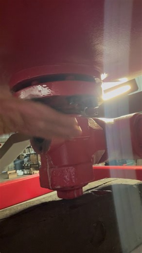 Early season break downs happen to the best of us but let the guys here at Buds try our best to help you get back on the road. Little flange gasket replacement job this morning #vkip #NH3 | BUDS Truck & Trailer