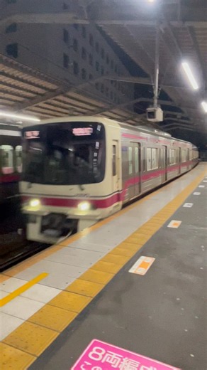 聖蹟桜ヶ丘駅のすごいカーブ！京王8000系が爽快に入線 #京王線 #京王8000系 #入線シーン #聖蹟桜ヶ丘駅