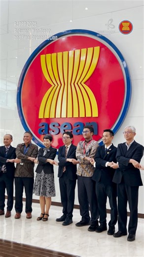 Initiated by the Japan Foundation, students from Indonesia, the Philippines, Vietnam, and Japan took part in the ASEAN-Japan Peace Ambassador Project (AJPAP) 2025 where they had the opportunity to learn, reflect, and engage in dialogues about peace. Continuing this journey, the participants reconvened physically and virtually on 12 January 2026 at the ASEAN Secretariat, Jakarta, for the 𝗔𝗦𝗘𝗔𝗡-𝗝𝗮𝗽𝗮𝗻 𝗣𝗲𝗮𝗰𝗲 𝗔𝗺𝗯𝗮𝘀𝘀𝗮𝗱𝗼𝗿 𝗣𝗿𝗼𝗷𝗲𝗰𝘁 (𝗔𝗝𝗣𝗔𝗣) 𝟮𝟬𝟮𝟱 𝗔𝗿𝘁𝘄𝗼𝗿𝗸 𝗛𝗮