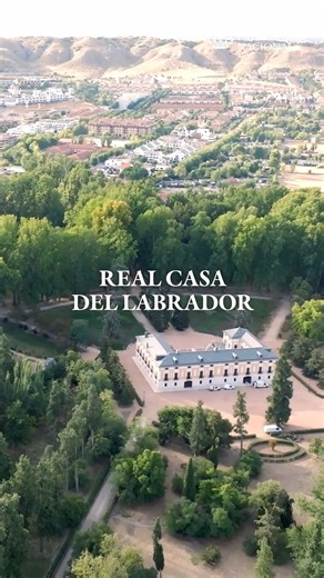 📢 ¡La Casa del Labrador vuelve a abrir sus puertas al público! 🏡 🎟️ Ya podéis adquirir entradas para visitar esta joya del neoclasicismo español en nuestra web (os dejamos el enlace directo en nuestra biografía). 💶 Las entradas tendrán un precio reducido de 5€ solo durante este mes para celebrar esta gran reapertura. Son visitas guiadas que se realizarán los viernes, sábados y domingos 🗓️ en horario de 11:00h a 18:00h ⏰, con una duración aproximada de 50 minutos. ¡No os lo perdáis! Y si os 