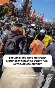 122K views · 640 reactions | Sebuah mobil yang mencoba merangsek masuk ke dalam aksi demo dipukul mundur. Mobil yang dikendarai seorang dengan seragam berwarna putih ini awalnya dengan santai masuk ke kerumunan Seruan Aksi Aliansi Bali Tidak Diam di depan Polda Bali. MENGHIMBAU para pendemo untuk tetap tenang, tidak anarkis, tidak terprovokasi dan mohon untuk tetap kondusif! -- Sc: @koranbaliexpress #infoseputaranbali #demo #ojol #denpasar #bali | Info Seputaran Bali | Facebook