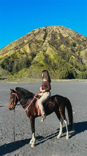 Mădălina s-a întors dintr-o călătorie care i-a furat inima: Indonezia – Java & Bali. ❤️ Vulcani, temple, plaje tropicale – fiecare zi, o poveste. 🌴 📅 Perioade 2026: 14–26 feb • 9–18 apr (Paște) • 30 apr–12 mai • 28 mai–9 iun (Rusalii) Și când te gândești că tarifele pornesc de la 2090 €/persoană... ✨ Un circuit cu DAL Travel. 🌏 #DalTravel #Indonezia #Bali #Java #circuitexotic #călătoriideneuitat #travelvibe | DAL Travel