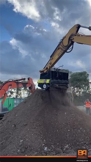 REMU XO2150 Crossover Bucket - Screening and Crushing in One Attachment