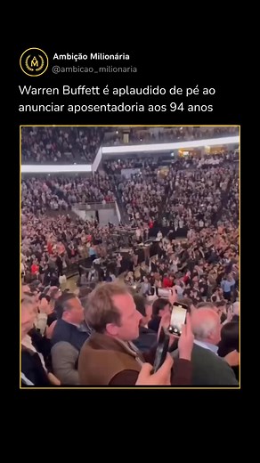 2.3K views · 25 reactions | Aos 94 anos, Warren Buffett se despede dos palcos dos negócios — aplaudido de pé por milhares. Ele provou que tempo, foco e paciência constroem impérios. Que seja um lembrete: nunca é tarde para começar e sempre é tempo de construir um legado. #Inspiração #WarrenBuffett #Legado | Ambição Milionária | Facebook