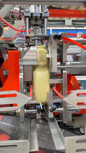 Laundry detergent bottle blow molding machine testing. #soproplastica #barbellmaking #hdpeplastikşişe #plasticbottlemakingmachine #plasticmold #plastik #blowmoldingmachine #plast #Флакон длямоющихсредств Флакон для моющих средств | Amy Lee