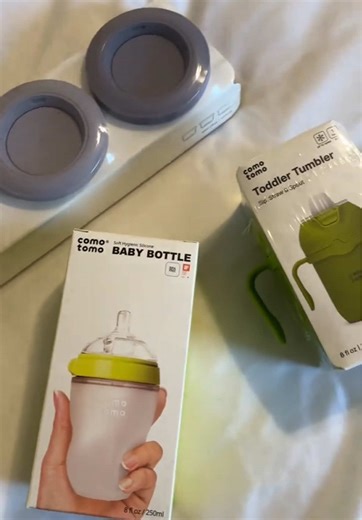 Whether it’s your first baby or your third, our essentials are designed to make everyday parenting simple. Bottles, tumblers, food containers… we’ve got you covered. 💚 🎥: @Ashley | SAHM 🕊️✨ #comotomo #toddlertumbler #babybottle #foodcontainer #babyessentials