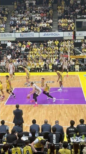 日本代表対決 アレックス•カーク対ジョシュ•ホーキンソン #shorts #サンロッカーズ渋谷 #琉球ゴールデンキングス #basketball #Bリーグ #ホーキンソン