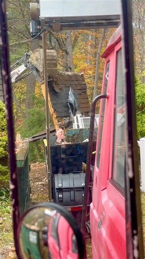 Live load shed demolition. #hooklift