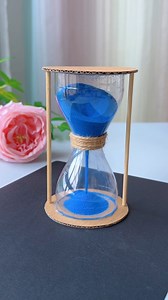 Teach you how to make a fun hourglass with a beverage bottle. It's super simple. Come and try it with your children | Crafti Hand