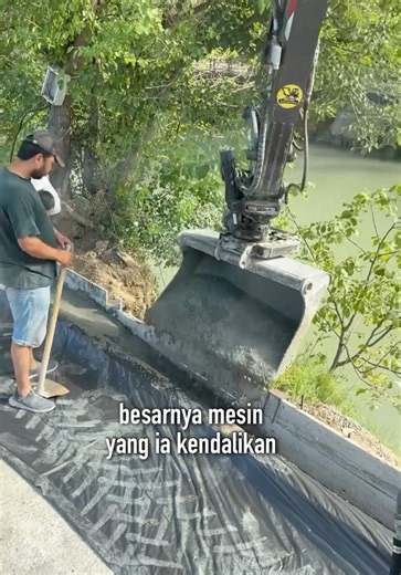 This Excavator Operator Has Incredible Skills
