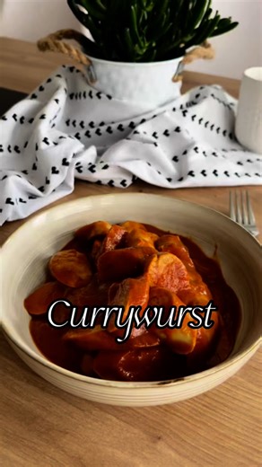 Laura | Mama | Abnehmen Rezepte on Instagram: "🥘Currywurst Eine klassische Currywurst schlägt meist mit 430–500 kcal zu Buche. Mit dieser Variante sparst du rund die Hälfte der Kalorien – ganz ohne Abstriche beim Geschmack.😋 Zutaten:✍️ • Geflügelbratwurst • 330 ml Cola Zero • 2–3 TL Currypulver • 50 g Tomatenmark • 150 ml passierte Tomaten • 2 TL Senf • etwas 2 kalorien Ölspray *von @morenutrition.de Anzeige| Mit dem Code „lauri“ bekommst du immer maximalen Rabatt im Shop Zubereitung:👨🏻‍🍳 1