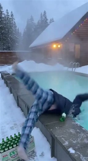 Зимний кайф! 🤩 Мужик ныряет в горячий бассейн после "минералки" 🔥🏊‍♂️ #ЗимнийБассейн #Отдых