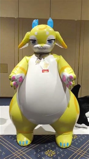 【兽装展示】一只挺着大肚子的充气乳胶龙兽人宠物[Fursuit Showcase] An inflatable latex dragon furry pet with a big belly.