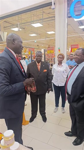HAMAN CAMEROUN face au Ministre de COMMERCE ce vendredi à PLAYCE WARDA YAOUNDÉ. C'est à l'occasion de la FOIRE qui a débuté officiellement ce jour et qui prendra fin dimanche. | Haman Cameroun Officiel