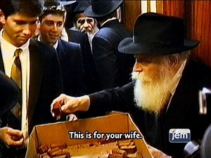 123K views · 938 reactions | On the eve of Yom Kippur, the Rebbe distributes honey cake for a sweet New Year. | Chabad.org | Facebook