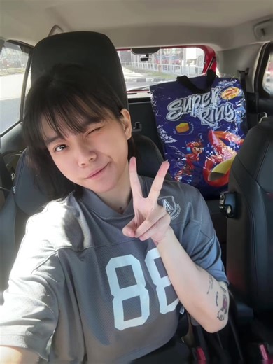 🇲🇾 最后一包巨无霸Super Ring零食包带走😍 马来西亚🔥到断货的Super Ring Jumbo Pack ✨ 超大型拉链帆布包，里面装有超多Super Ring零食 😆 有一说一RM38.90拥有质量那么好的大包包 还包含很多他们家系列的零食，真的很值！(ˊo̶̶̷ᴗo̶̶̷`) \t 之前尝试用Grab在不同的Lotus买 可是都因为缺货而被退单 🥲 \t 本来打算尝试放下执念， 但是每次刷到别人拥有的贴就很想要 _(:зゝ∠)_ （（我是属于那种