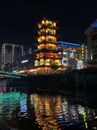人在船中坐 船在画中游 就来体验夜画琅琊 行进式游船演绎 带你穿梭时空 领略古香古色的琅琊风情 #沂河春水点亮水韵琅琊#来临沂必看的水上夜游演出#水韵琅琊