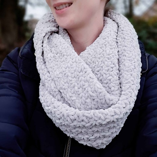 Chunky Crochet Infinity Scarf - Free Pattern and Video - Ned & Mimi
