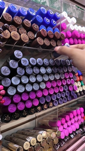 Vecinas!!!! Nos topamos un paraíso rosa con cosas de CHAVA dentro de La Comer de Miramontes 😍 💖 Se llama Fem's Stuff y es el spot ideal para quienes aman el maquillaje, los accesorios y todo lo cute 🎀💅 Además, tienen entregas en puntos específicos y puedes hacer tus pedidos directamente por redes sociales o WhatsApp 💌 📱 WhatsApp: 5647972218 🔗 Redes: https://linktr.ee/femsstuff 📍 Fem’s Stuff – Calzada del Hueso 503, Coyoacán | Coapa
