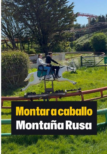 🏇 Montar a caballo en una montaña rusa: La Steeplechase de Blackpool 🇬🇧 Si alguna vez has querido sentirte como un jinete de carreras, pero acabando con más moratones que una pelea de la UFC, tienes que conocer esta reliquia. Se llama Steeplechase y es, literalmente, una pieza de museo que todavía puedes montar. 🐎 ÚNICA EN EL MUNDO No es una forma de hablar. Inaugurada en 1977 (por el mismísimo caballo campeón Red Rum), es la última montaña rusa de este tipo (modelo Steeplechase de Arrow Dyn